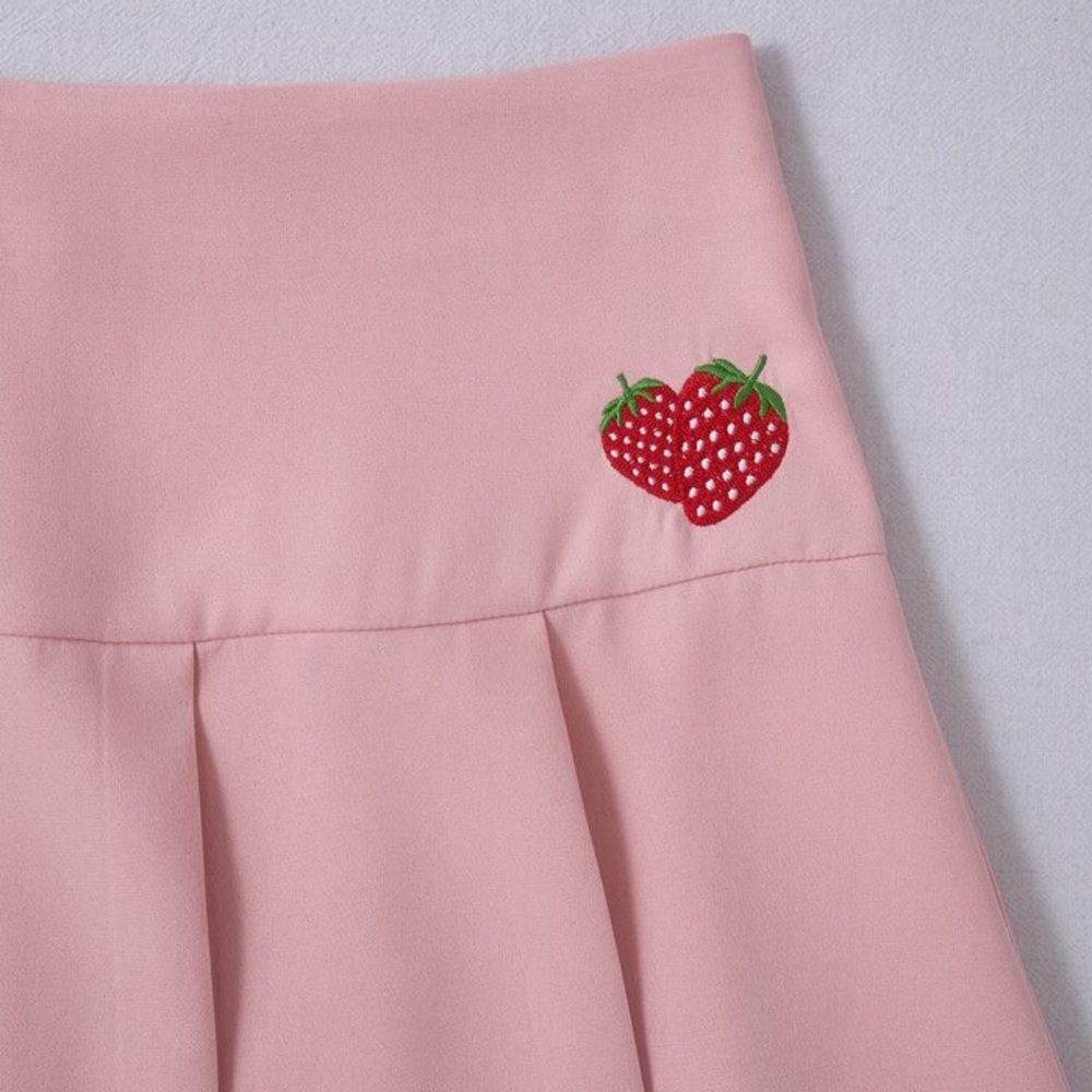 Strawberry Embroidered Pleated pink skirt - Picture 2 of 4